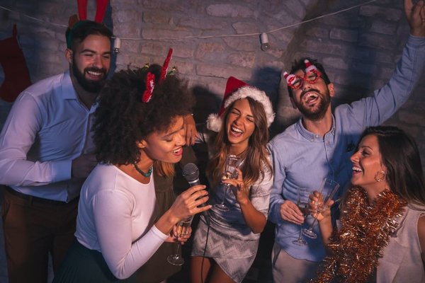 Come organizzare una serata di karaoke indimenticabile a casa?